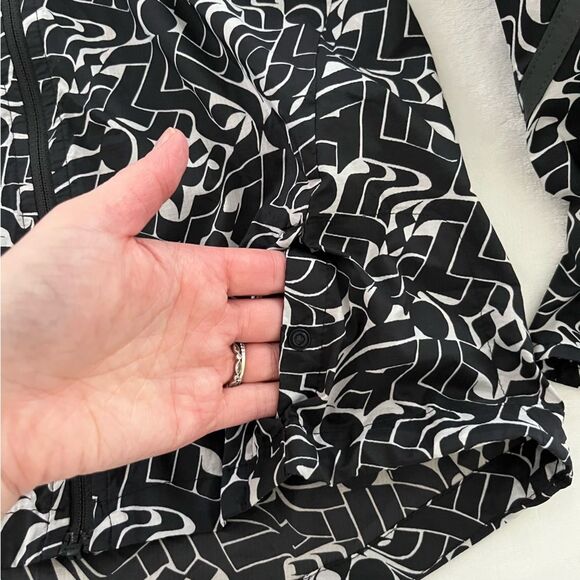 Nike Shield Impossibly Light Running Jacket Black and White, Size S - Picture 7 of 15